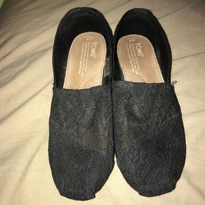 Black lace Toms